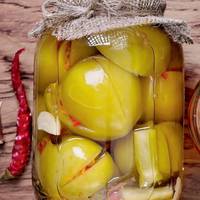 Закуска на зuму із зеленuх помідор, фаршuрованuх часнuком і зеленню