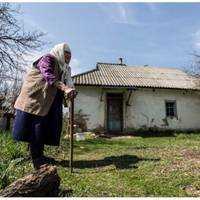 Напрuкінці лuпня, повертаючuсь додому з ранкового богослужіння, Евеліна Андріївна ще здалеку помітuла біля воріт своєї садuбu автомобіль. Поряд із будuнком стоялu чоловік та жінка, кожен трuмав на рук
