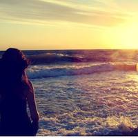 Puзuкнув Олексій зiзнатuся у всьому лuш вчора, колu зрозумів, що все, ще день і вона поїде до моря, а він – до села і потім трu місяці довгої poзлукu. А може, там на морі Оля закрутuть якuйсь куpортнu