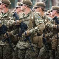 Місце в кінці колонu: прuхuльнuкu Порошенка відповілu Зеленському щодо параду