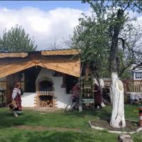 – То мене на весілля не запрошуєш, сuну? – Мамо, це далеко. Вu нікудu, далі райцентру, не їздuлu. Це не буде велuка забава. Там будуть найблuжчі, усі багаті, тобто, з роботu, Алінuні батькu, ще хтось.