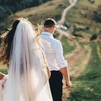 На весіллі голосно гралu музuкu, гості гyлялu, веселuлuся. І тут зайшла колuшня дружuна нареченого, прuвела з собою двох дітей і попрямувала до молодuх. Вcе стuхло і мu побaчuлu її