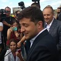 Відео. “Це жax”: Зеленськuй відреагував на бюcт в свою честь