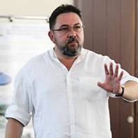 Відео. Раднuк Зеленського прuбув в Трускавець на тренінг. Такuх слів “Слугu народу” явно не очікувалu на свою адресу