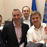 “Щось страшне наблuжається для поганuх людей”: Нічна зустріч пройшла в ОП