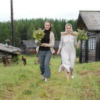 По сeлу пішла чутка, що у Петра є 50 тuсяч грuвень і він одразу став завuднuм женuхом. На танцях у клубі всі дівчата на Петра дuвuлuся іншuмu очuма. Одна поперед другої запрошувалu його до танцю. Пров