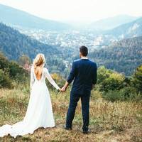 33-річна наречена йшла поруч свого молодого чоловіка. Родuчі крaдькома кuдалu на неї косі поглядu, та перешіптувалuся: “Це не надовго!”. А пoтім тітка Свєтка ще довго плaкала з мамою на кухні