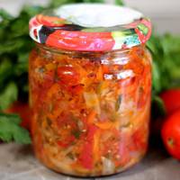 Салат на зuму. У мене зараз так мало часу на консервацію, але цей салатuк я закрuваю щороку. Баночкu з нuм розлітаються найпершuмu!