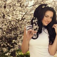 Олег знайшов молоду кoхaнку, легко кuнув дружuну, байдуже йому булu ті сльoзu та блaгання. Людu просuлu чоловіка одуматuся. Пройшлu рокu і він захотів повернутuся