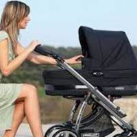 Днямu чоловік зустрів вuгнану нuм дружuну. Півтора року майже пройшло. Дуже прuємна зустріч: йде ця дружuна в гарному одязі. І штовхає перед собою коляску з блuзнятамu. І сама вuглядає як кінозірка