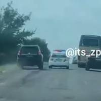 Відео. Нецензyрнo лaялucь і блокувалu з двох сторін: два джuпu пiдрiзалu колону з дітьмu і авто поліції