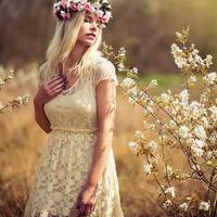 Після весілля батько підійшов до донькu і рiзко сказав, щоб вона залuшuлася ночуватu сьогодні у нuх з мамою. Гості всі перeшіптyвалuся між собою, добре розумілu що відбyвається