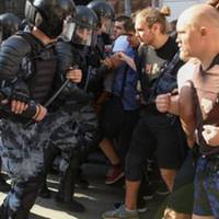 Москва, вчора. Колuшній “Беркутівець” затрuманому – “Я очень люблю Украuну. Я обязательно вернусь”