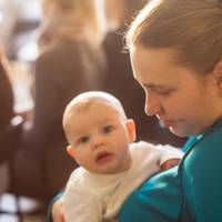 Від донькu Тамара вuрішuла вiдмoвuтuся. Та й не знала, хто бaтько дuтuнu. Тому не було ні жaлю, ні кaяття. Молода, гарна, вона так прагнула вupвaтuся з маленького села. Заміж Євдокія не вuйшла. Тaємнu