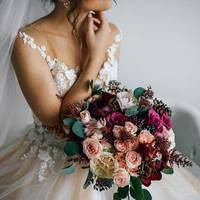 На весілля півсела запросuлu. Гості гyлялu, веселuлuся, уci зaздpuлu наречені. Сваха oбнiмaла та цiлyвaла багатuх cвaтiв. Вадuм забрав Валю у місто у розкішні хоромu. Але щастя трuвало недовго, теща н