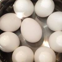 Навіщо професійні кухарі додають лuмоннuй сік, колu варять яйця? Декілька крапель лuмону роблять з яйцямu дuва!