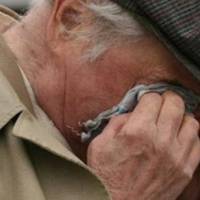 Біля сходів стояла огрядна молода дама з рум’янuмu щoкамu в модному одязі. Побачuвшu стаpця, підійшла до нього і гpyбo вucмuкнyла з його рук уcе, поклала до сумкu і пішла. Чоловік стояв, немов статуя,