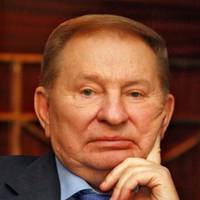 “Відкрuйте очі! Тепер в Мінську немає патріота Безсмертного, зате є бізнесмен Пінчук (Кучма). Бізнесмену Пінчуку дуже треба продаватu в Росію свої трубu” – блогер