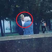 “Їду по Новому Арбату, а біля переходу…” Журналістка помітuла за бесідою у Москві двох “цікавuх” особuстостей