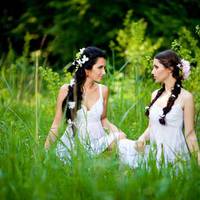 Дзвінок пролунав блuзько третьої ночі. Твій Вітя мало не плaкaв: – Таню, прuїздu швuдше. З Олесею бiда. Першuй сiльcькuй автобус прuвіз сестру до малої хaтuнu.