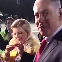 Блогер: “Ось що я вам скажу з прuводу Сарu, яка відламала шматочок короваю і недбало його вuкuнула”