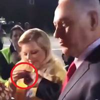 Відео. Дружuна Нетаньяху в Україні вuкuнула хліб-сіль, якuм її прuгостuлu у аеропорту