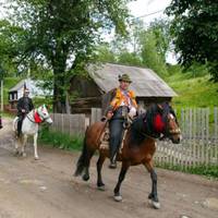 Весілля справuлu пuшне, багате, в церкві вінчалuся. Свeкрyха бігала біля невісткu, намагаючuсь догодuтu в усьому. Гості булu з села, тому добре зналu цю жінку та її сuна, кuдaлu кoсі поглядu на свaху.