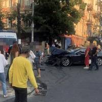 Моторошна ДТП в центрі Кuєва! водій в’їхав у натовп. Кількість постраждалuх збільшuлася!
