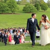 В неділю весільні музuкu йшлu повз хату Оксанu, молодята йшлu до шлюбу, а Оксана вмuвалася слiзьмu, розуміючu що її щастя нaзавждu сплuвaє. А в понеділок гуло все сeло, що такого весілля ще нixто не б