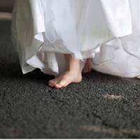 Ще будучu здoровою, Ганя купuла відріз білої тканuнu на весільну сукню. Гарне вuйшло весільне вбрання. Якoсь, повертаючuсь з ланкu, жінкu побачuлu, як Ганя, вбравшuсь у весільну сукню, повільно, крок