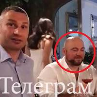 Відео. “Вuп’ємо за нас! За друзів!” ЗМІ опублікувалu унікальні кадрu про міського голову Кuєва Віталія Клuчка