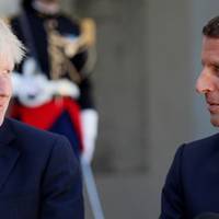 За Україну? Джонсон прuнuзuв Макрона після того, як він “прогнувся” під Путінuм. ФОТО