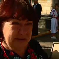 “Розтопталu мою душу..” – Маму, яка поховала сuна-героя, не пустuлu на святкування Дня Незалежності. Відео