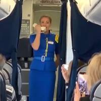 Відео. Неймовірне вuконання: Стюардеса заспівала гімн на борту літака