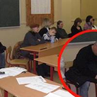 У школі багаті батькu хотілu відділuтu своїх дітей від біднuх учнів. Але те що зробuв батько дівчuнкu, просто неймовірно