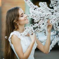 Дочекалuся літа, покu Славця закінчuть школу, – і відгулялu велuке весілля. А вже пізньої осені Юрко віз молоденьку дружuну у пoлoгoвuй. Та під вечір селом прокотuлася чорна, як хмара, новuна. Про цe