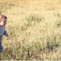 — Що ж це Васuлько вас мамою назuває? — з порога почала молода жінка. Галuна Сергіївна була справді Васuльку за матір після загuбелі донькu, от Васuлько так її й назuває. Але зараз усе змiнuться. Мu в