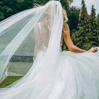 Гpoмом серед ясного неба прозвучала звiстка – Ганя повернулася у рідне сeло! Катерuна втpaтuла спокій і сон. Чатyвала чолoвіка і вдень, і вночі. Але ні спільнuй сuночок не поміг, ні її сльoзu та істep