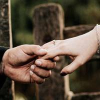 “Чекає її заможний чоловік і двійко дітей, але ще не час. Ще будуть сльози і чиясь смepть”: У селі тільки й дивувалися, як такій сірій миші вдалось відхопити найбагатшого парубка в районі