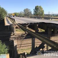Обвалення автомобільного моста під Харковом: опубліковано відео