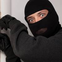 Двоє чоловіків пограбували квартири в Чернівцях та Рівному на 150 тисяч.