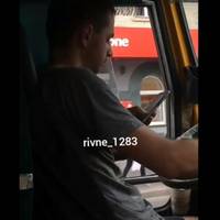 У Рівному водій керує маршруткою, не відриваючи очей від телефону. ВІДЕО