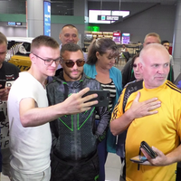 Василь Ломаченко прилетів в Одесу: чемпіона в аеропорту зустрічали шанувальники