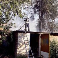 10 криворізьких рятувальників гасили кілька палаючих сараїв