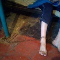 Матір посадила на ланцюг дорослого сина заради пенсії.