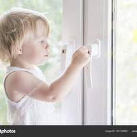 В Черкасах дворічна дитина випала з вікна