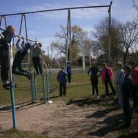 На Буковині школяр отримав важкі травми після падіння з перекладини.