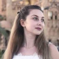 Буковинка створює прикраси з бісеру, щоб зібрати гроші на складну операцію.