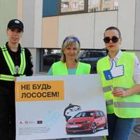 «Не будь лососем», – патрульні з активістами влаштували оригінальну акцію для неслухняних пішоходів