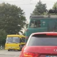 Водій шкільного автобуса ледь не завіз дітей під потяг
